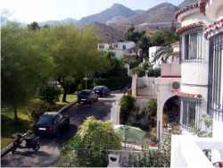 Дом в Испании. Вид на улицу и горы