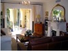 Квартира в Испании в Гуадалмина Альта, побережье Коста дель Соль (Guadalmina Alta, Costa del Sol). Гостиная с камином и садовой террасой.