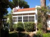 Застекленная терраса и зеленый сад у дома в Ривьера дель Соль (Riviera del Sol).