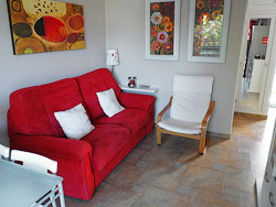 Красный мягкий диван в гостиной.
