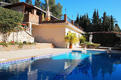 Цены на квартиры в Испании, побережье Коста дель Соль. Вилла с бассейном на участке в Сьерресуэла.