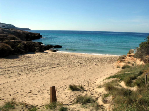 Недвижимость в Испании. Ценные находки в эпоху кризиса. Террасы Кала Тарида, пляж.